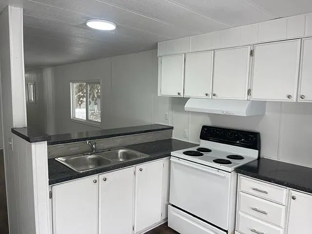355 SW Creston Ave — Photo 1