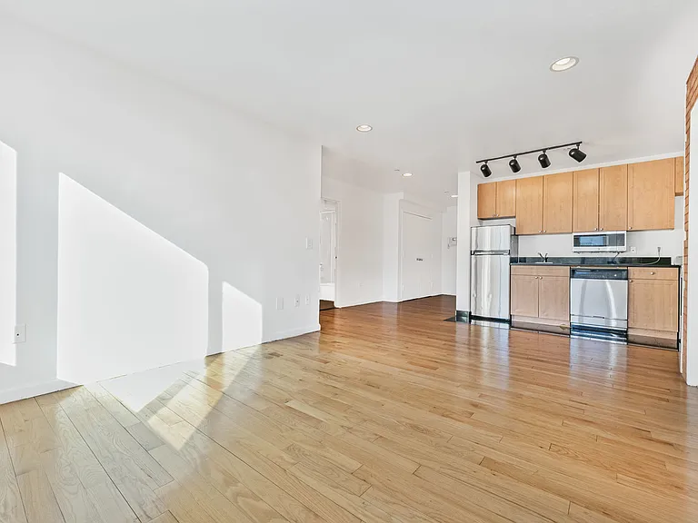 222 E 3rd St #4B — Photo 3
