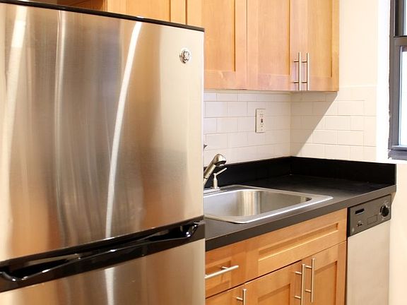 5th image of 220 E 78th St APT 8