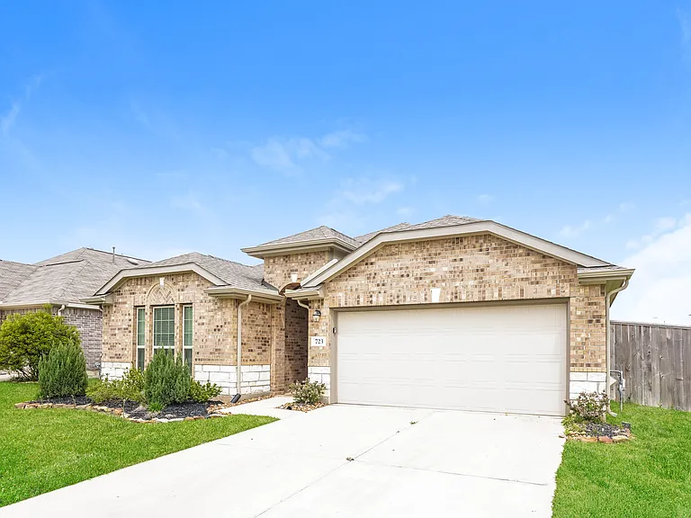 723 Autumn Lake Ln — Photo 2