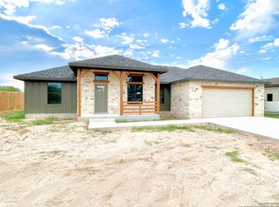1212 Devine Dr, Devine, TX 78016