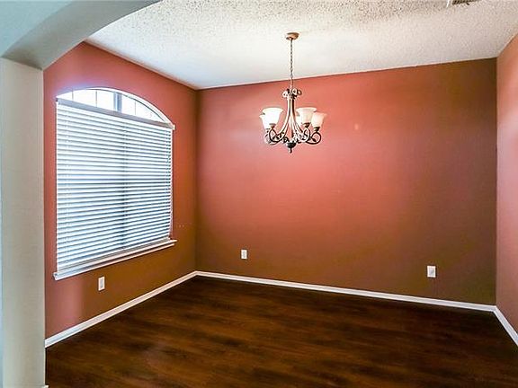 5th image of 304 Creek Point Ln