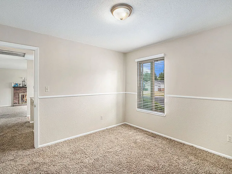 906 Mansfield Dr — Photo 8