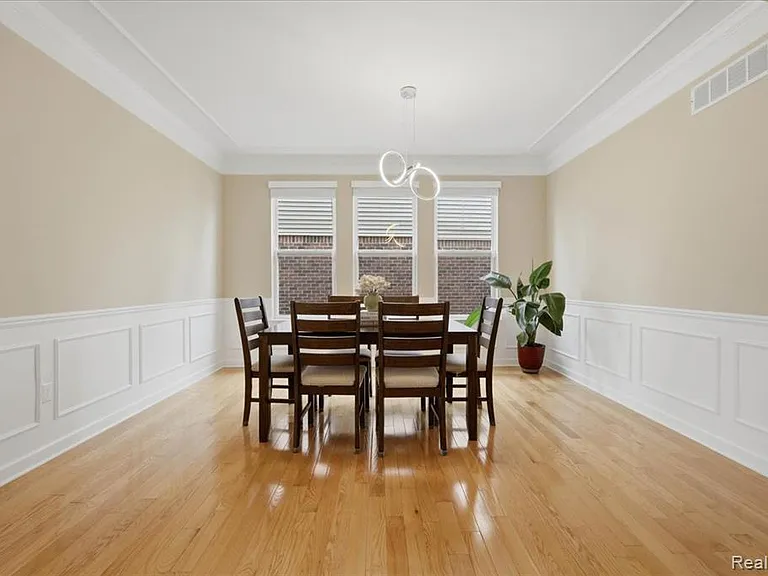 1114 Wales Dr — Photo 11