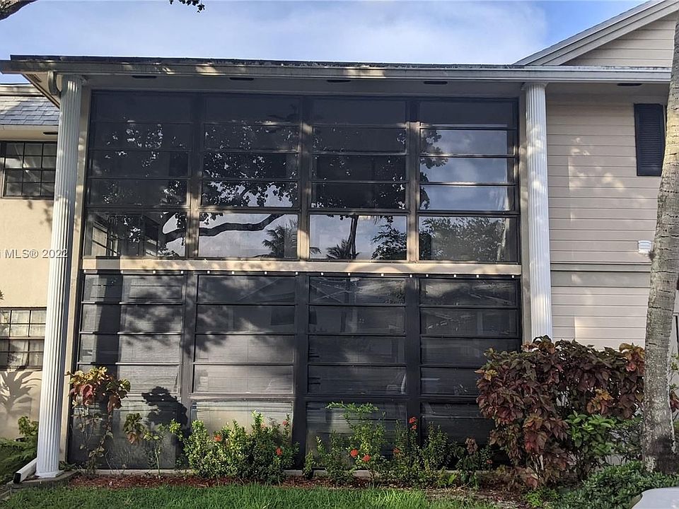 1st image of 927 NE 199th St APT 205