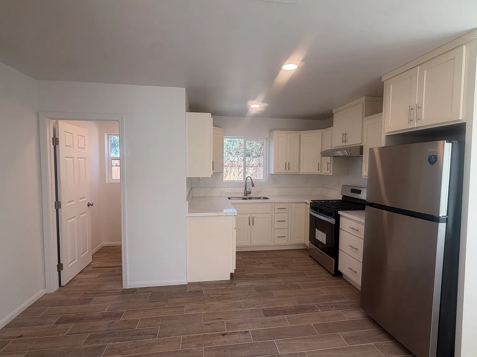 2 bed, 800 sqft, $2,550 — Photo 3