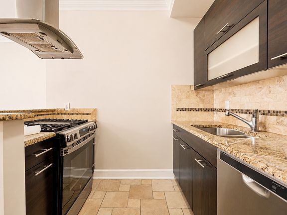 5th image of 18 Oak St APT 1