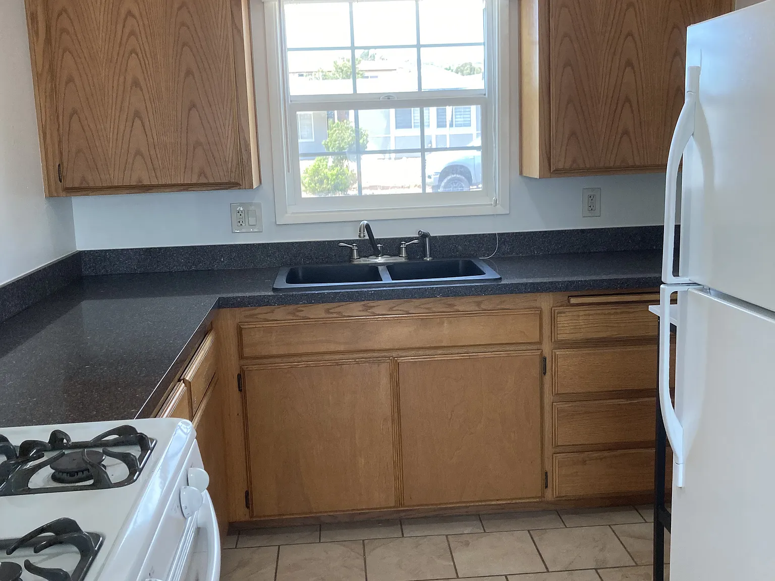 3 bed, 950 sqft, $3,200 — Photo 3