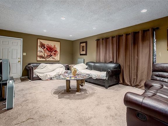 5th image of 613 Camelot Dr Unit 613