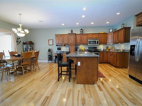 4th image of 7981 Carriage Ln