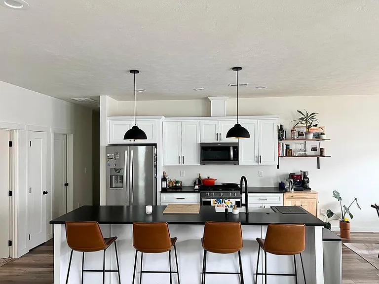 9' island with seating for 4. Stainless steel appliances including gas range / oven.