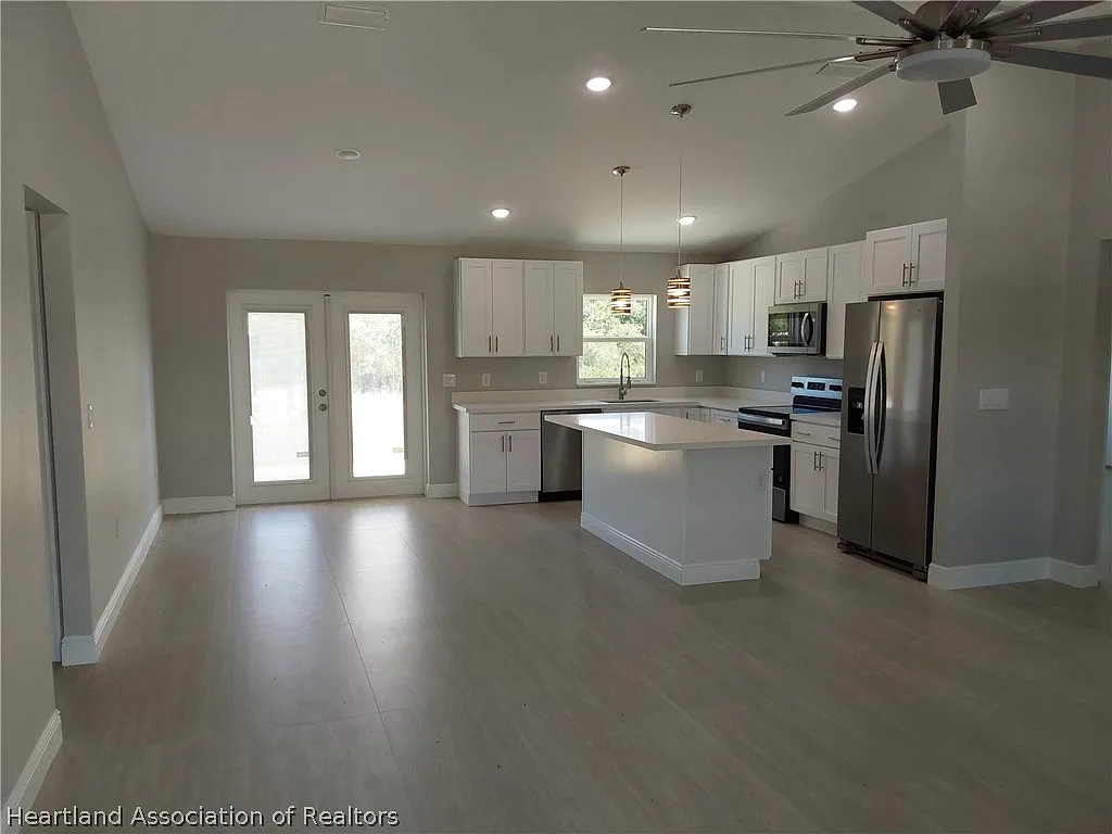 3 bed, 2.0 bath, 1500 sqft, $2,000 — Photo 3