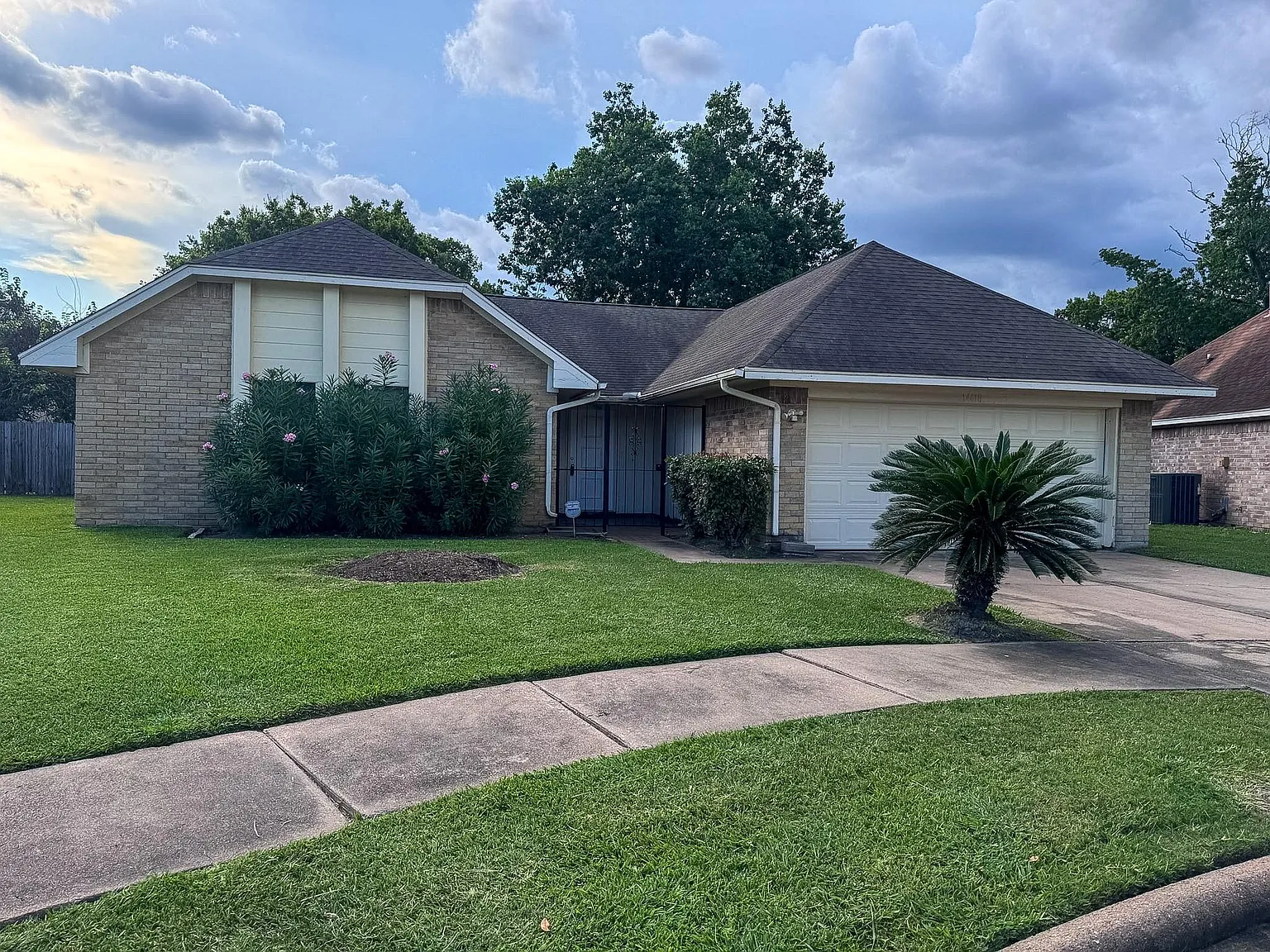 3 bed, 2.0 bath, 1886 sqft, $1,800 — Photo 1