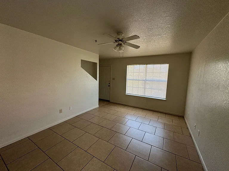 1106 Lansberry Ct — Photo 2