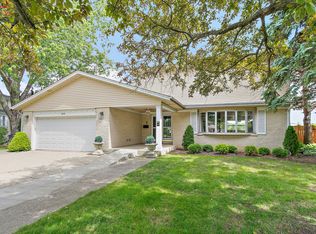 2019 E Avon Ln, Arlington Heights, IL 60004