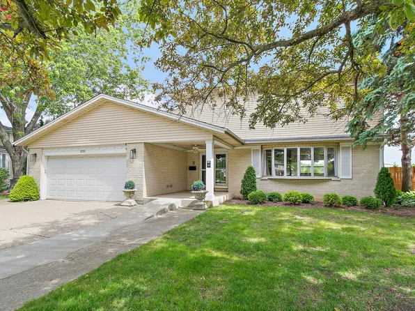 2019 E Avon Ln, Arlington Heights, IL 60004