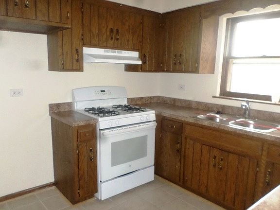 3rd image of 5511 W Higgins Ave APT 2B
