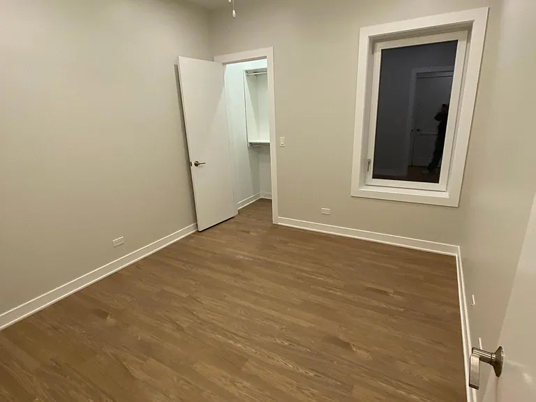 Main Floor: Middle bedroom