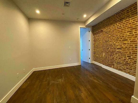 4th image of 558 Kosciuszko St #4L