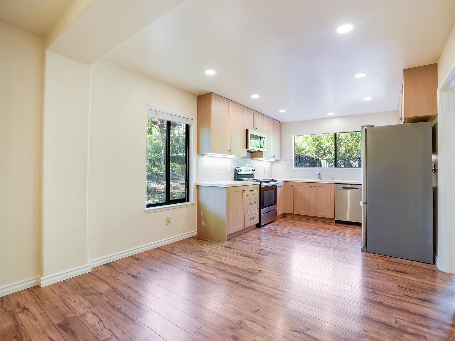 3 bed, 2.5 bath, 1491 sqft, $4,395 — Photo 2