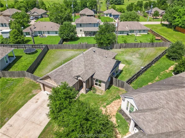 102 Wild Flower Ct, Navasota, TX 77868
