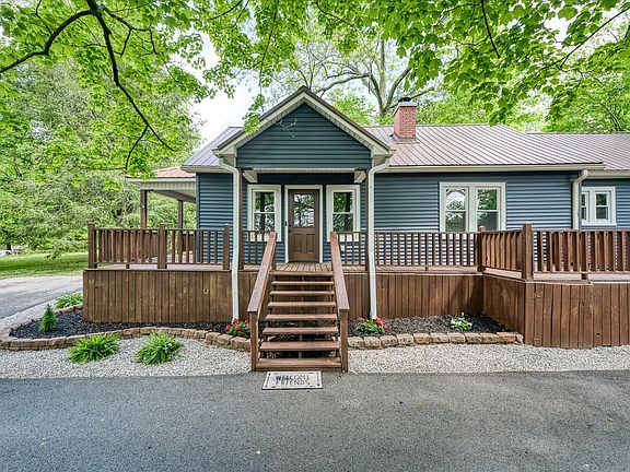 2nd image of 927 Crescent Dr