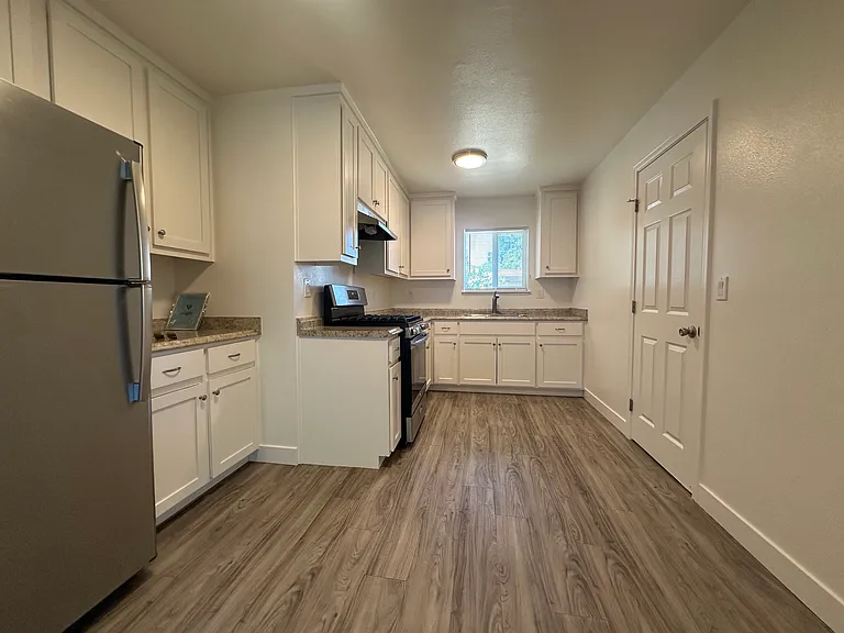 567 Johnston St — Photo 6