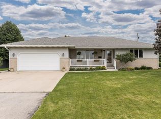 224 6th St E, Newhall, IA 52315