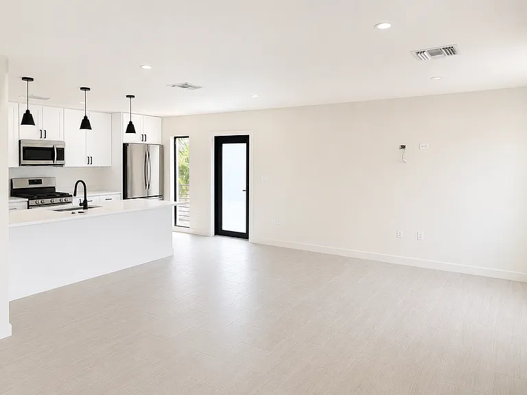 274 SE 9th Ave #2 — Photo 3
