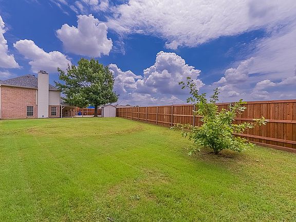 3rd image of 602 English Oak Dr