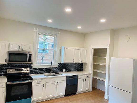4th image of 3515 Woodbine Ave