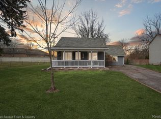 29204 Bretton St, Livonia, MI 48152