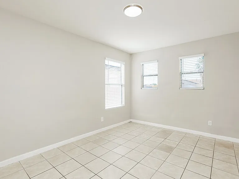 1552 E Maryland Pl — Photo 13