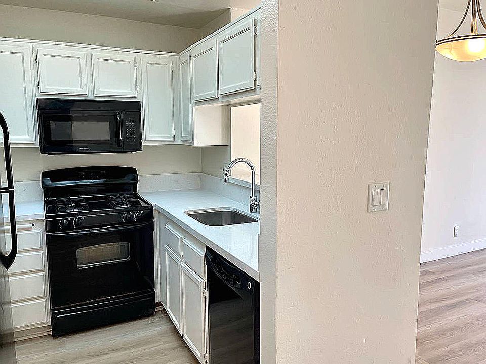 1st image of 600 W Forsyth St #14
