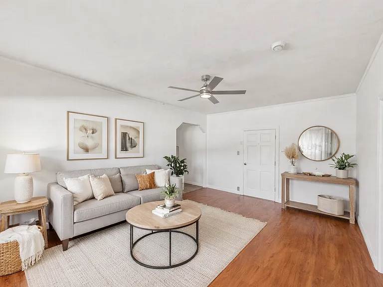 1427 N Kingsley Dr — Photo 3