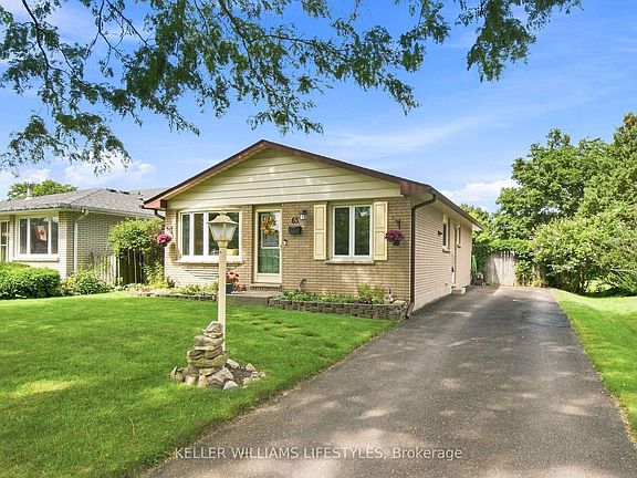 2nd image of 65 Villeneuve Cres