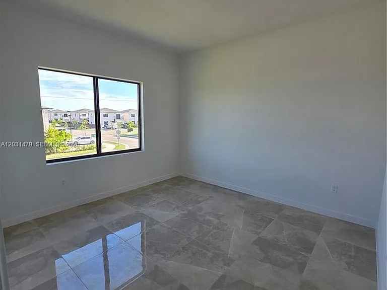 1305 NW 4th Ter #1305 — Photo 6