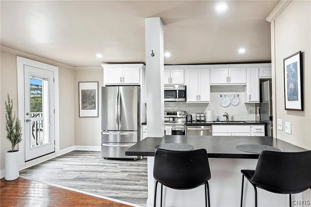 2 bed, 1.0 bath, 818 sqft, $2,700 — Photo 4