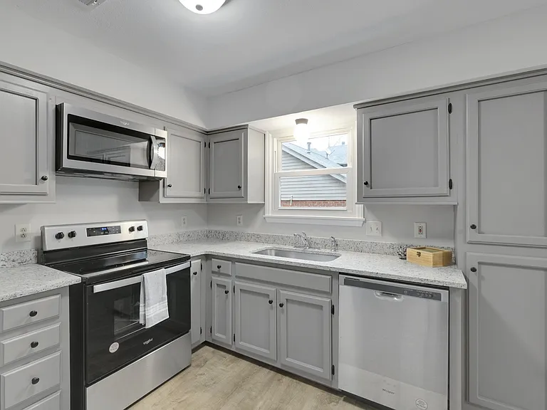 304 Hillside Ct — Photo 7