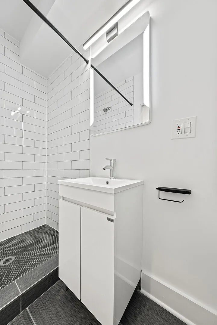 Modern 2BR + Den Unit with Roof Decks & Monument Views in U St — Photo 4