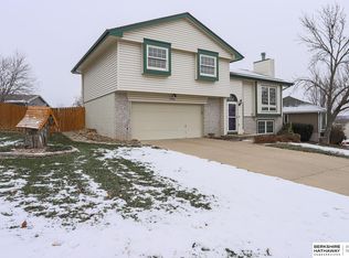 6706 Hill Crest Ln, La Vista, NE 68128