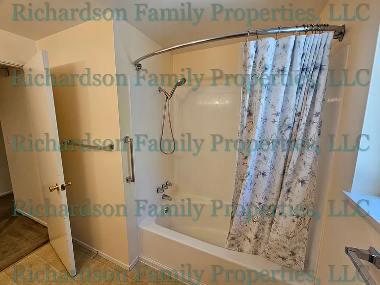 hall tub/shower