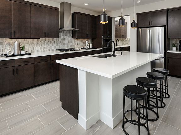Kitchen island w breakfast bar