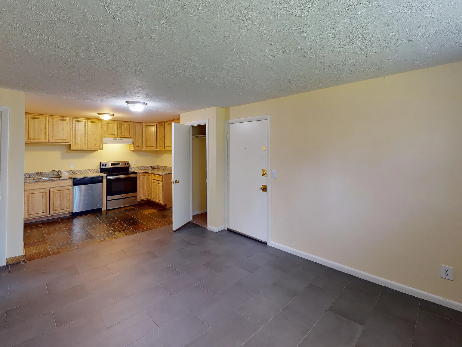 2 bed, 800 sqft, $2,025 — Photo 4