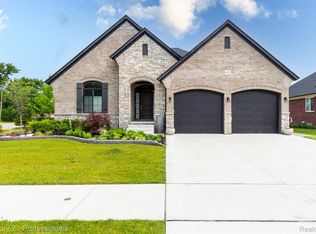 1013 Birkshire Rdg, Rochester, MI 48307