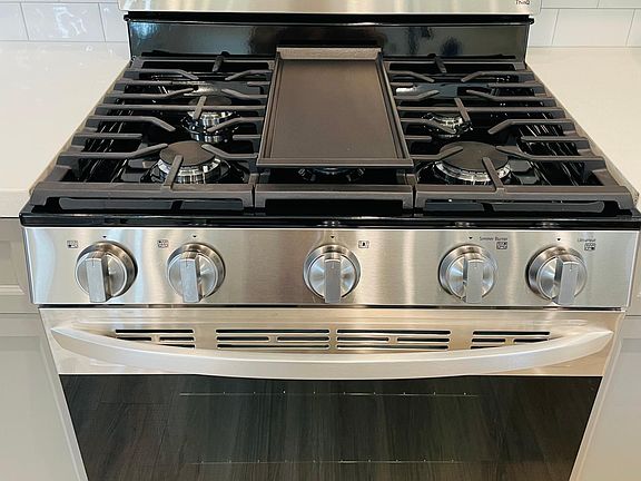 For Rent: $3,950 (3 beds, 3 baths, 1,621 Square Feet)