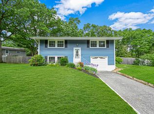 2 Campsite Ln, East Setauket, NY 11733