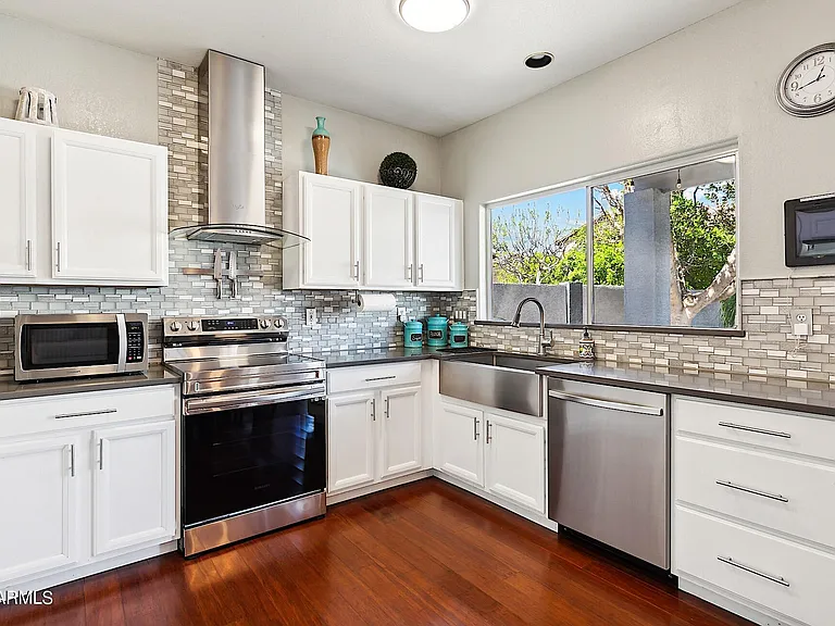 1052 E Washington Ave — Photo 26