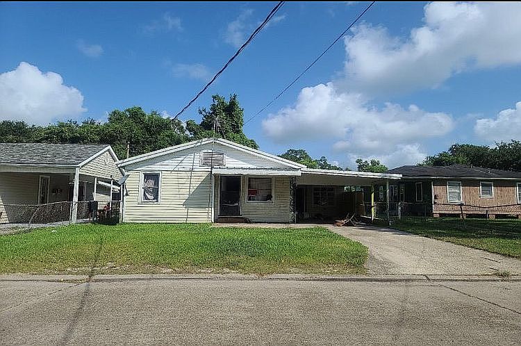 1st image of 1006 Versailles Cres