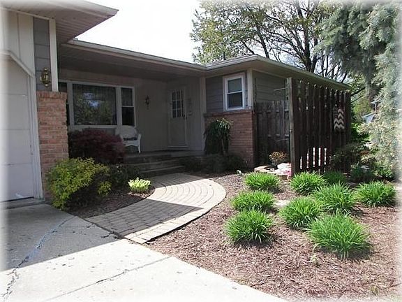 3rd image of 1121 S Geneva Dr
